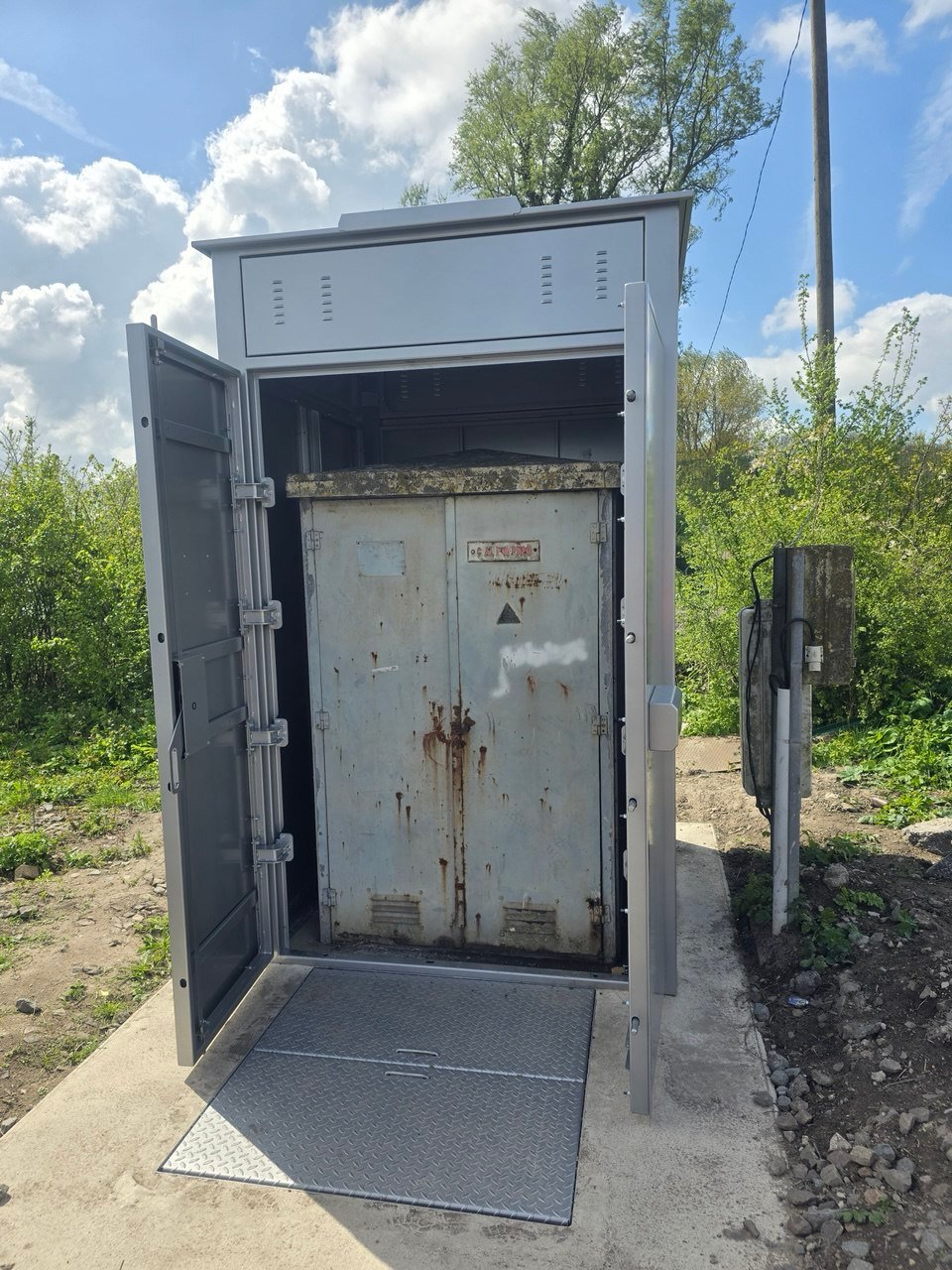 SafeBox AV enclosure viewed from the ballast side