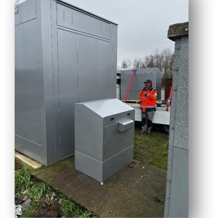 AVAC shelter and signalling enclosure on a prepared base