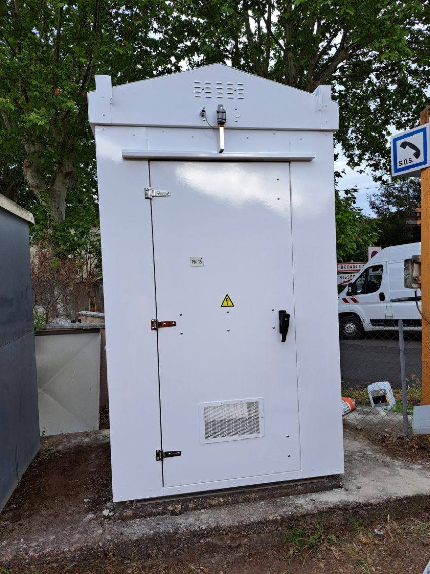 SafeBox RT cabinet at a level crossing with door filter grille