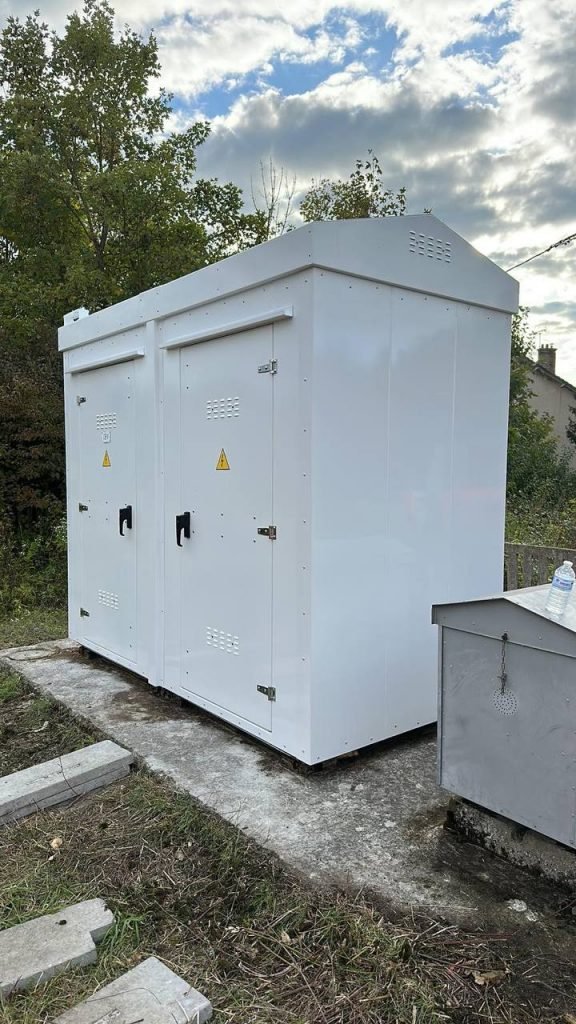SafeBox RT single cabinet beside the running line
